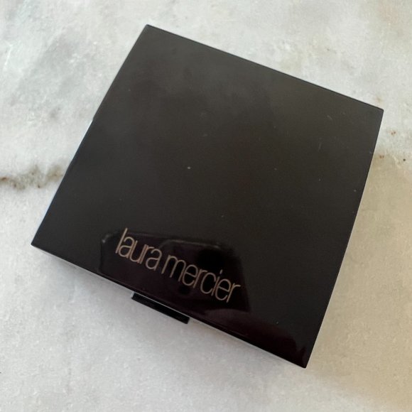 Laura Mercier Matte Radiance Baked Powder Compact - Highlight 01 (golden nude) - Picture 2 of 4